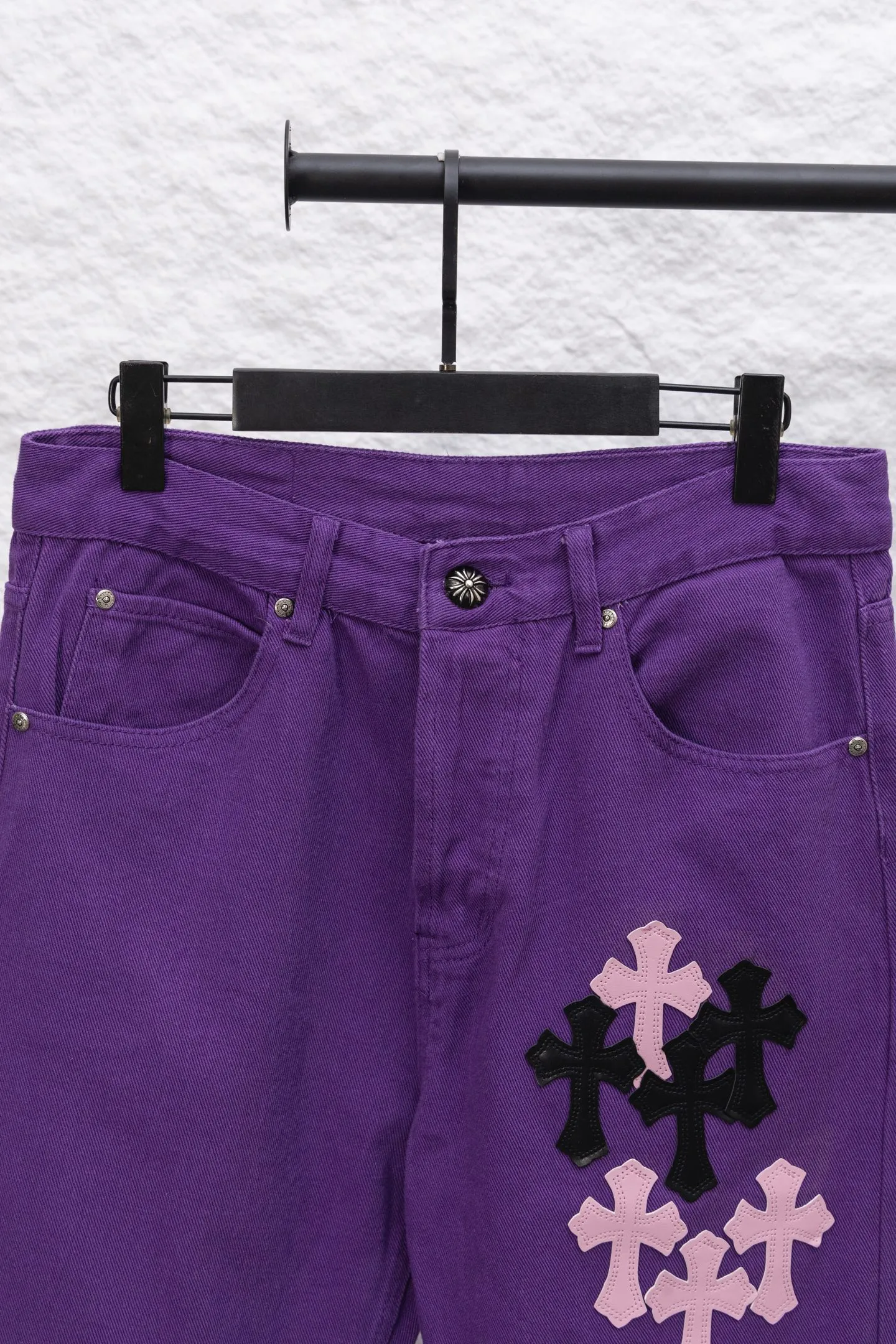 P240 model number/F064 Chrome hearts 2025 new limited edition black and pink cross and leather couple style washed loose purple jeans. Styles with different washed textures are very friendly to people with thin legs and thick legs. The straight and loose version is very flattering to the leg shape. The moderate length is timeless and easy to match. It is the basis of various styles and a must-have in the wardrobe! The fabric is stiff but also makes the upper body soft without losing texture. Style: Loose Color: Purple